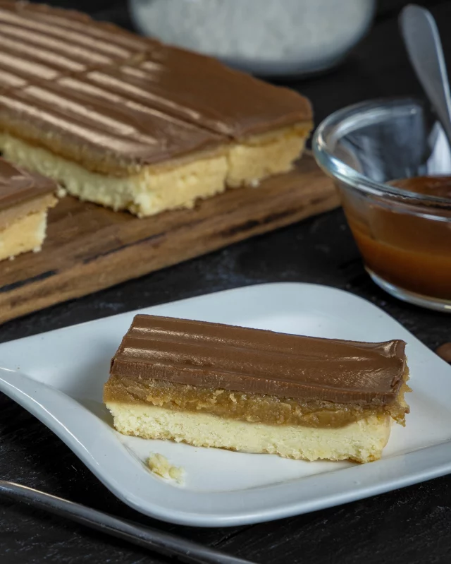 Layers of indulgence ✨

Buttery shortbread, rich caramel, and silky chocolate - our Millionaires Shortbread is handmade to perfection 💛

~ each tray is pre cut into 14 perfect slices ~

______

#handmadecakes #wholesalecake #bakers #cakesupplier #cakes #brownies #cakedelivery #kentbusiness #coffeeshop #cafe #wildfarmed #millionairesshortbread