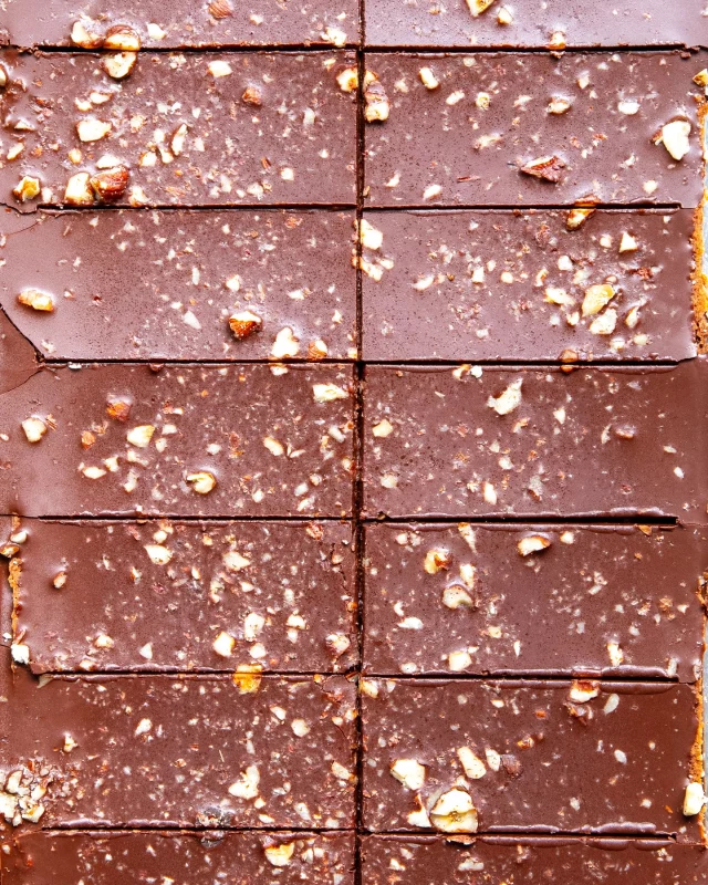 Chocolate Hazelnut Slice 🌰🍫
A rich, nutty slice with a brownie base, topped with a Belgian dark-chocolate ganache & crunchy and roasted hazelnuts…

Made with vegan & gluten-free ingredients 🌱

Head to our website now to place your order!

#thefinestcakeco #handmadecakes #wholesalecake #bakers #cakesupplier #cakes #brownies #kentbusiness #coffeeshop #cafe