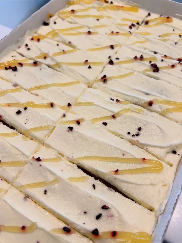 Lemon & Blueberry Traycake 🍋🫐

~ packed with whole, fresh blueberries, finished off with a layer of lemon-curd, vanilla buttercream frosting, another drizzle of lemon-curd and sprinkling of freeze-dried blueberries ~

Made using @wildfarmed flour 💚

Head to our website to place your orders for next day delivery… don’t forget you get 10% off your first order with us! 

#thefinestcakeco #handmadecakes #wholesalecake #bakers #cakesupplier #cakes #brownies #kentbusiness #coffeeshop #cafe